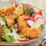 Bunter Salat mit Schnitzel Nuggets